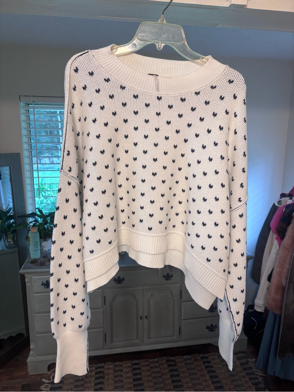 Free People Cream Crewneck Sweater with navy blue heart Pattern size L - Picture 2 of 4